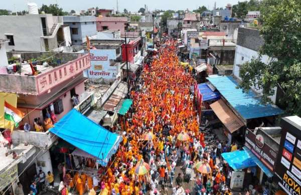 श्रद्धालुओं ने त्रिवेणी से जल लाकर किया हटकेश्वर नाथ का अभिषेक  रायपुर. सावन के आखिरी रविवार को जहां एक ओर मंदिरों में कांवडियों की भीड़ सुबह से शाम तक रही, वहीं पूर्व कैबिनेट मंत्री राजेश मूणत ने भव्य कांवड़ यात्रा निकाली। इसमें लगभग 25 हजार से अधिक कांवड़ियों ने प्रयागराज की त्रिवेणी, राजिम की त्रिवेणी व प्रदेश के अन्य नदियों से जल लेकर पैदल यात्रा करते हुए महादेव घाट स्थित बाबा हटकेश्वरनाथ में जलाभिषेक किया।
