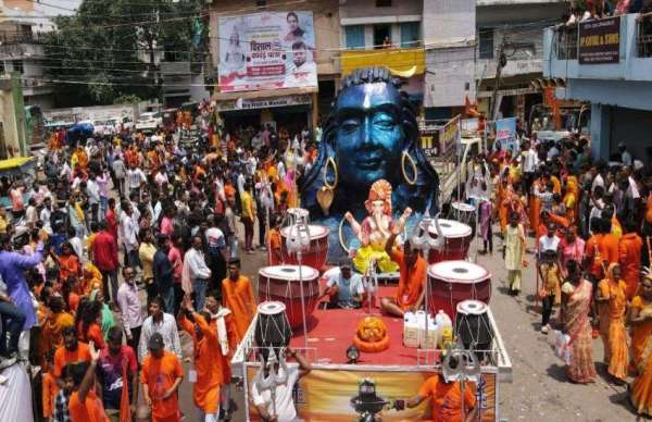 दो किलोमीटर तक लंबी कतारें: कांवड़ में प्रयागराज संगम से गंगाजल, राजिम संगम सहित प्रदेश की प्रमुख नदियों का जल था। बोलबम के जयकारे के साथ कांवडियों की करीब 2 किलोमीटर लंबी कतार में महिला, पुरुष शामिल रहे।