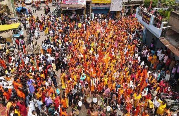 कई जगहों पर हुई पुष्पवर्षा: गुढ़ियारी से लेकर महादेव घाट तक कांवड़ लेकर चल रहे भक्तों की यात्रा का भव्य स्वागत पुष्पवर्षा से किया गया। स्वागत मंचों में अलग-अलग राजनीतिक दल, सामाजिक संगठनों व व्यापारियों द्वारा पानी से लेकर प्रसादी भंडारे तक की व्यवस्था की गई थी।
