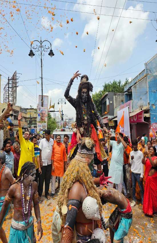  गुढ़ियारी स्थित मारुति मंगलम भवन से पूजा कर कांवड़ यात्रा का शुभारंभ किया गया, जिसमें ढोल-नगाड़ा, डीजे साउंड, दो महादेव की चलित झांकियों के साथ ही बनारस और ओडिशा के कालाहांडी कलाकारों की चलित झांकी आकर्षण का केंद्र रही।