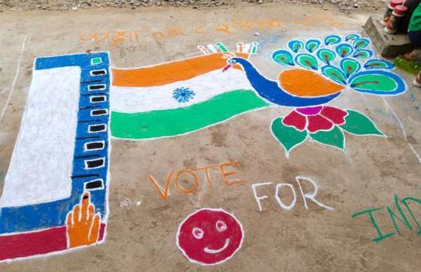  रंगोली के माध्यम से लोगों से वोटिंग करने की अपील
