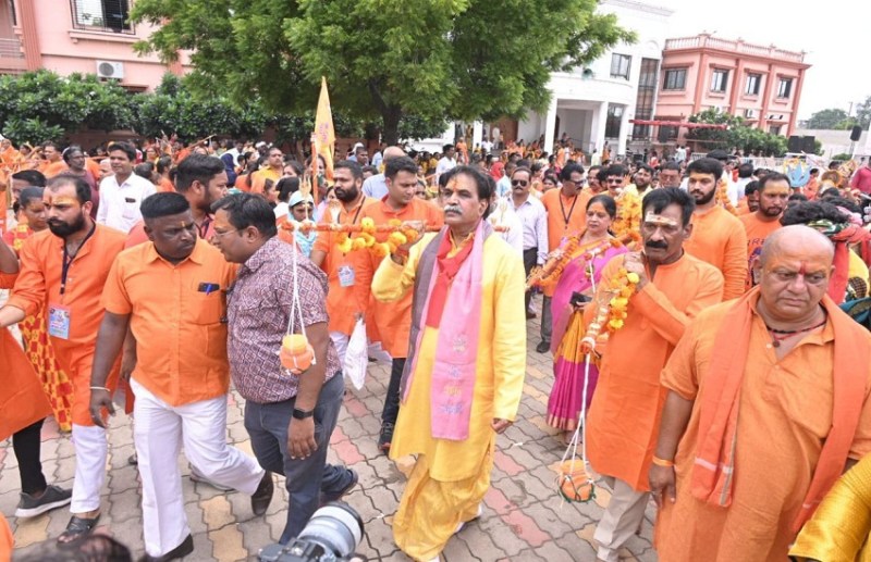 सावन 2023 : कंधों पर कावड़ लेकर पहुंचे महादेवघाट, कालाहांडी के कलाकारों को देखने के लिए उमड़ी भीड़