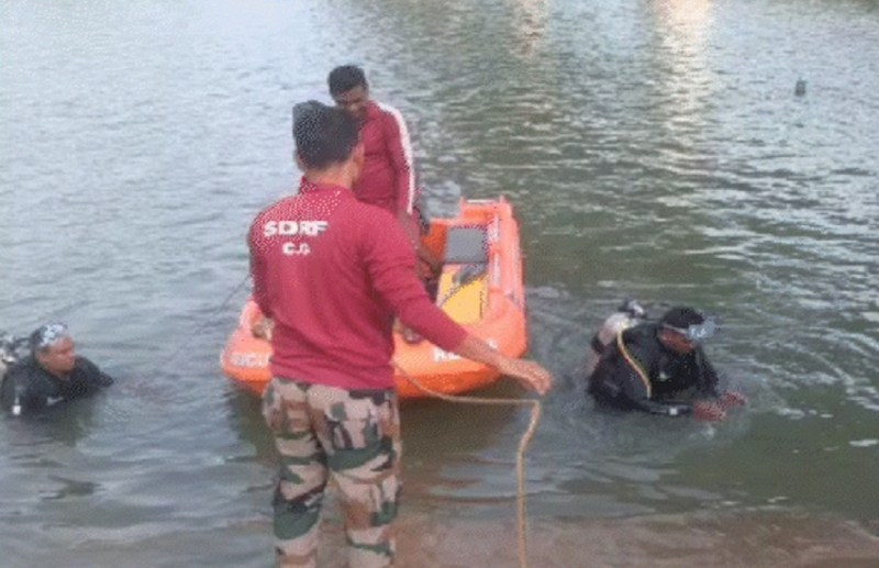शिवनाथ नदी में युवक ने की खुदखुशी... 50 फिट की ऊंचाई से लगाई छलांग, मचा हड़कंप