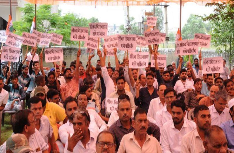 पर्यवेक्षकों के सामने दावेदारों ने लहराई तख्ती, उम्मीदवार बदलने की रखी मांग