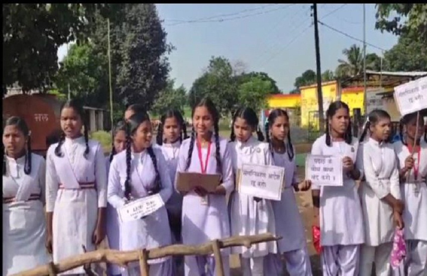 शिक्षकों की कमी से छात्र हुए आक्रोशित, चक्काजाम कर जताया विरोध, देखें VIDEO