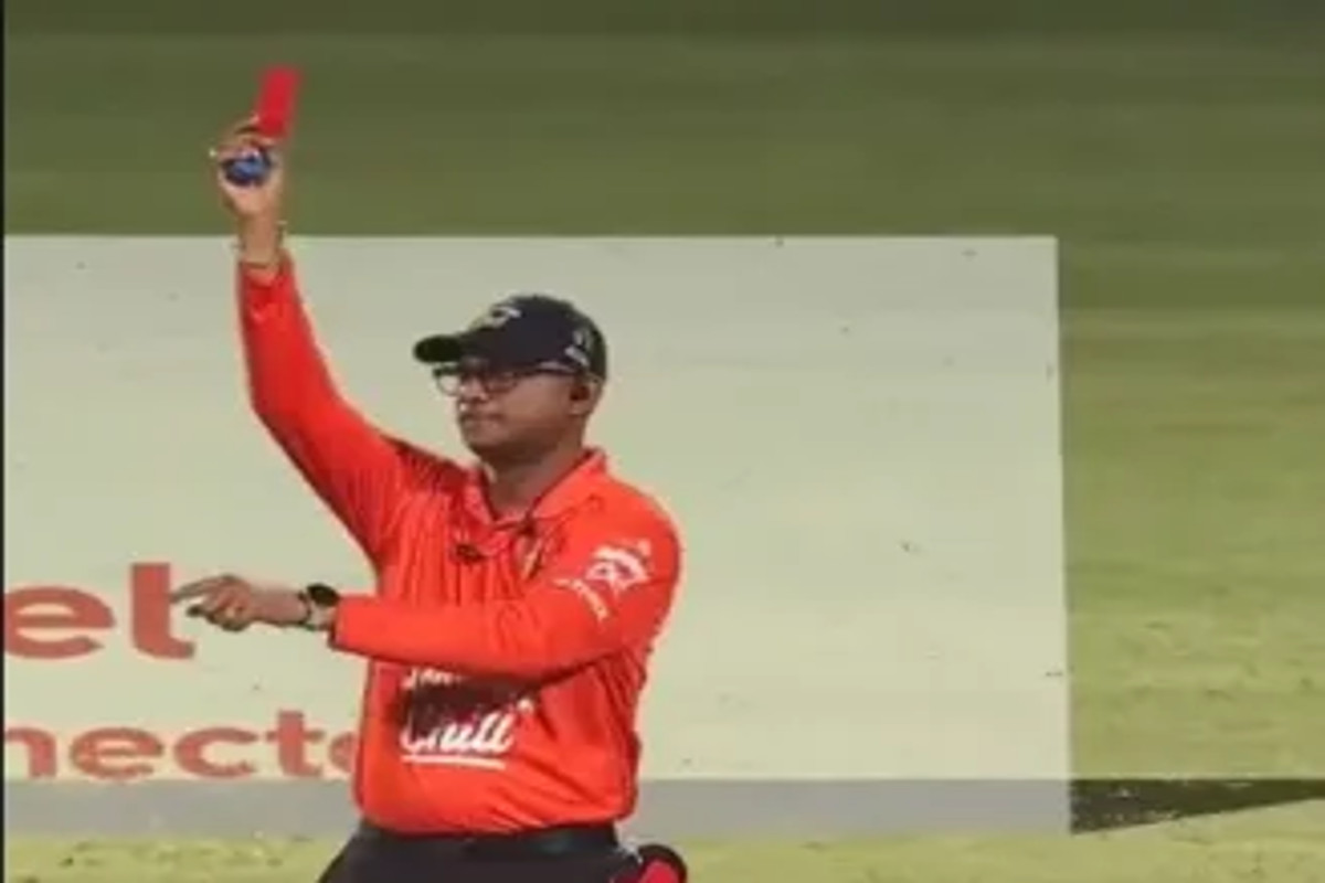 sunil-narine-out-of-field-after-umpire-gives-red-card-in-cricket-cpl-2023.jpg