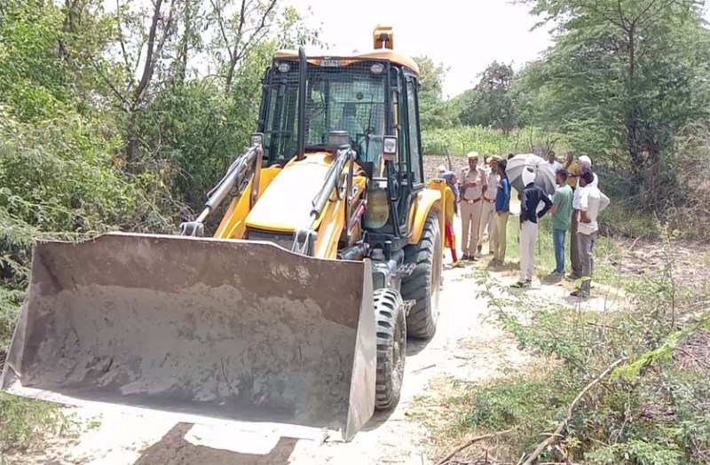 प्रशासन ने खातेदारी भूमि से निकाला रास्ता, किसानों में आक्रोश
