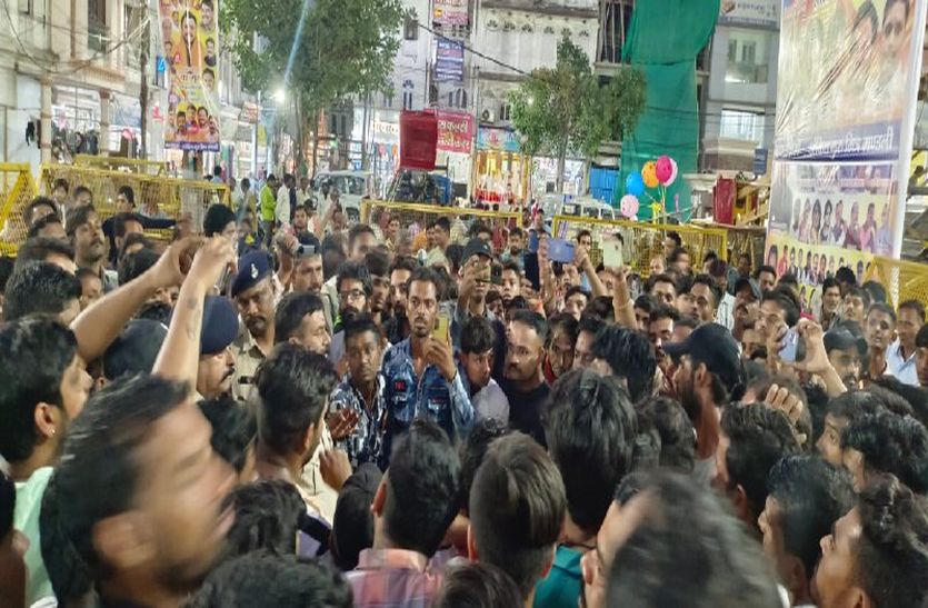 गुस्साए व्यापारियों ने निगम गैंग के खिलाफ व्यापारी का शव रखकर किया प्रदर्शन,