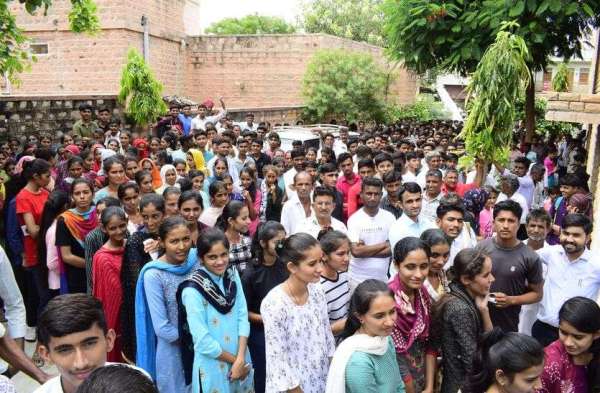 बीएसटीसी परीक्षा : केन्द्रों के बाहर लगी अभ्यर्थियों की कतारें...