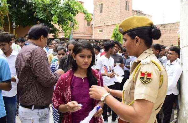 बीएसटीसी परीक्षा : केन्द्रों के बाहर लगी अभ्यर्थियों की कतारें...