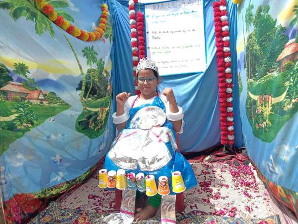 शोभायात्रा में शामिल झांकियों