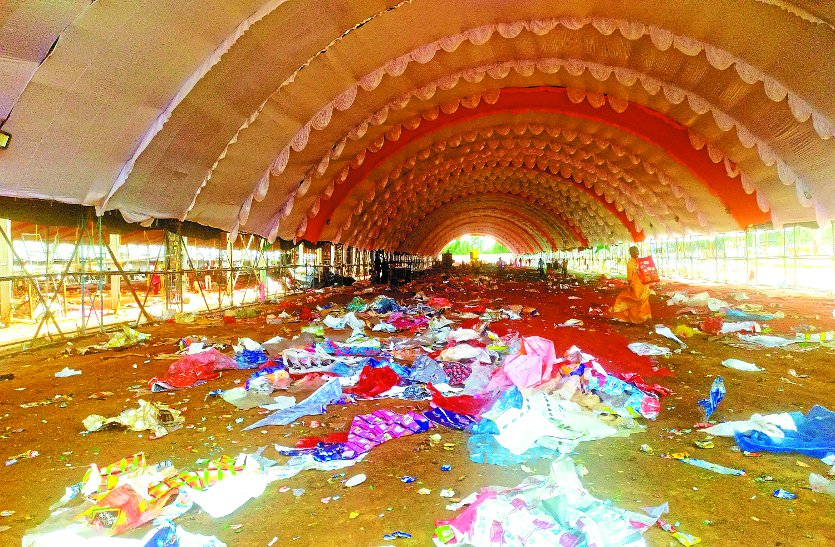 लाखों से भक्तों से भरा रहने वाला पंडाल वीरान