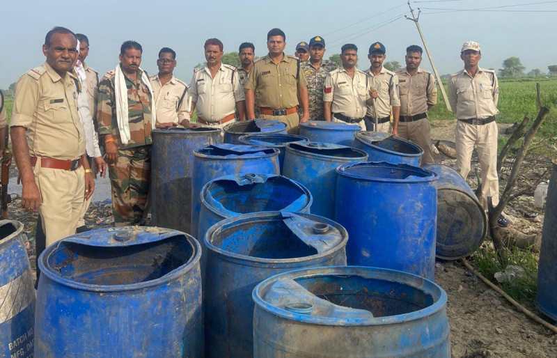 चीना बंबा के कंजर डेरा पर पुलिस की दविश