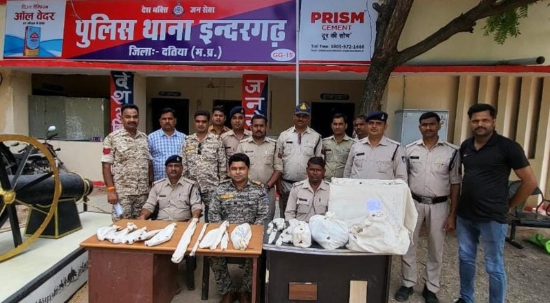 जेल से छूटा और घर में लगा ली हथियार बनाने की फैक्ट्री, पुलिस ने हथियार व सामान बरामद किया