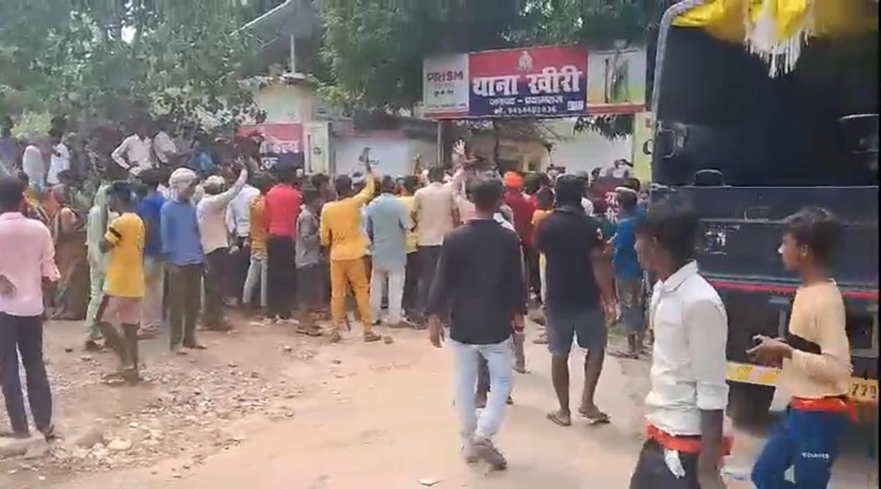 prayagraj khiri murder case: खीरी थाने पर लाठी डंडों से लैस ग्रामीणों का कब्जा,
देखें वीडियो