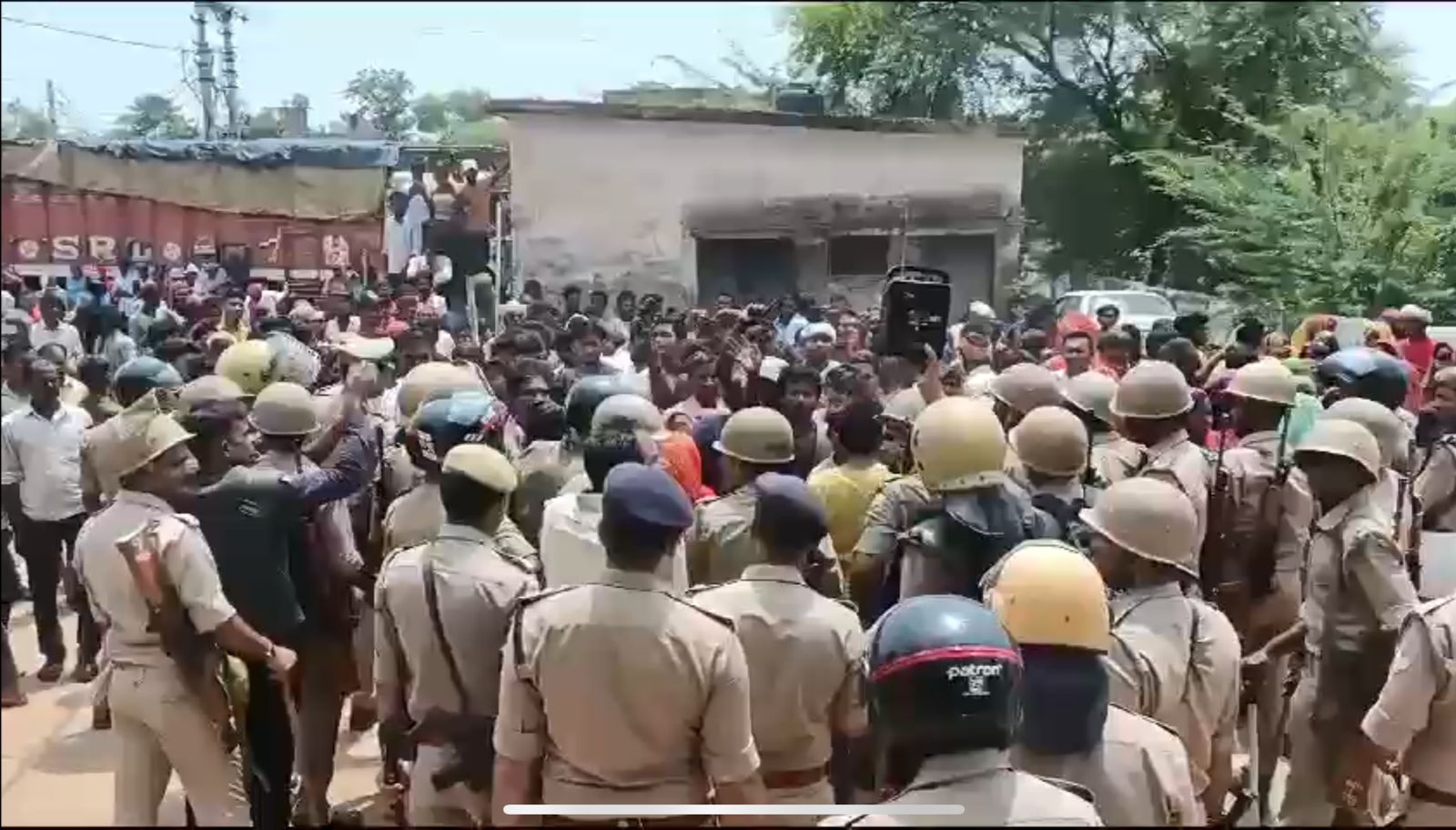 प्रयागराज खीरी हत्याकांड: पांच पुलिसकर्मी निलंबित फिर भी थाने को ग्रामीणों ने
घेर कर रखी यह शर्तें, देखें वीडियो