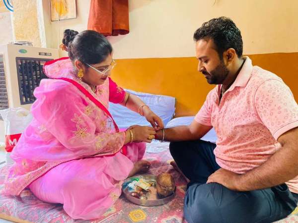 भाई की कलाई पर रक्षा सूत्र बांधती बहिन