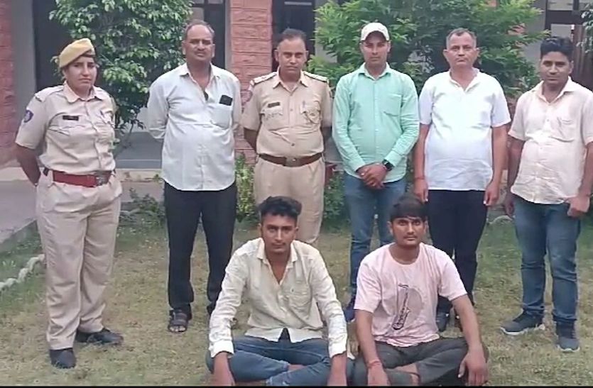 एक पिस्तौल, मैग्जीन व दो जिंदा कारतूस जब्त