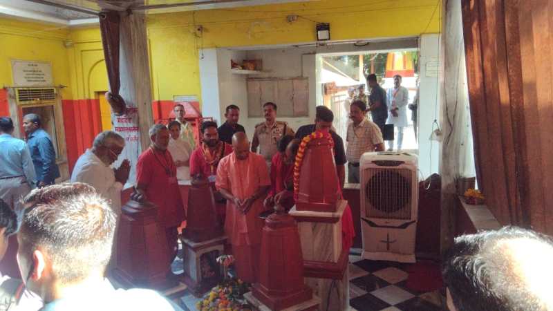 पीतांबरा पीठ के श्रद्धालुओं पर भारी पड़ी सीएम योगी की सुरक्षा