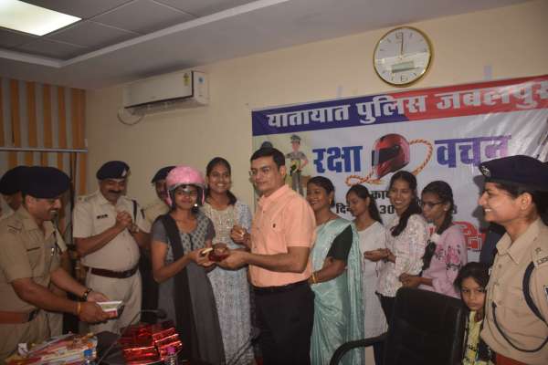 राखी मे हैलमेट का उपहार रक्षा बॅधन पर्व 