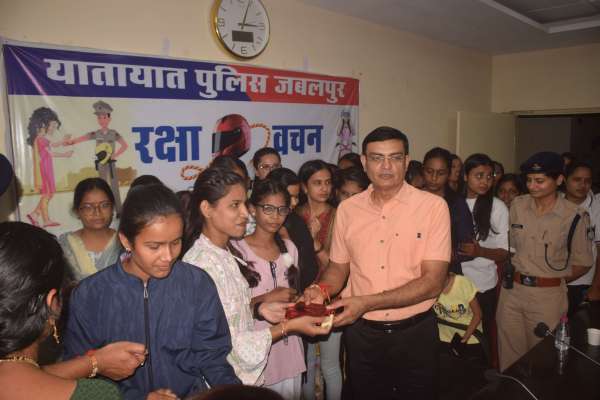 राखी मे हैलमेट का उपहार रक्षा बॅधन पर्व