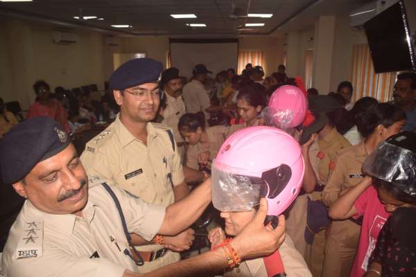 राखी मे हैलमेट का उपहार रक्षा बॅधन पर्व