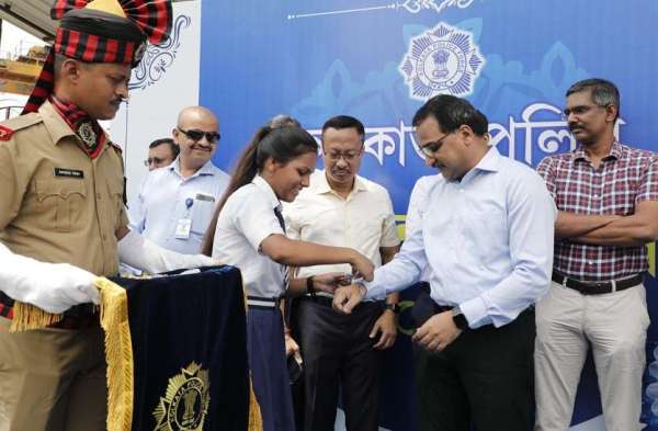 कोलकाता पुलिस ने भी रक्षाबंधन का त्योहार मनाया। इस मौके पर कोलकाता के पुलिस आयुक्त विनीत कुमार गोयल ने महिलाओं और बालिकाओं से राखी बंधवाई।