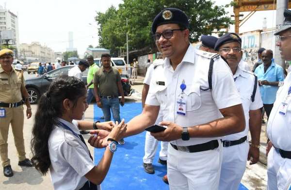 इसके साथ ही त्योहार के दिन ड्यूटी पर तैनात यातायात पुलिस कर्मियों के भी राखी बांधी गई। बालिकाओं ने यातायात पुलिस कर्मियों के भी राखी बांधी।