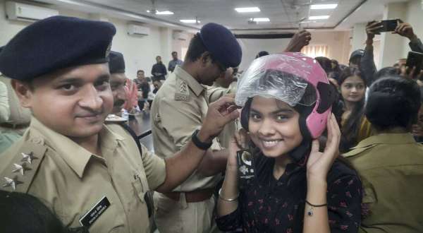 राखी मे हैलमेट का उपहार रक्षा बॅधन पर्व