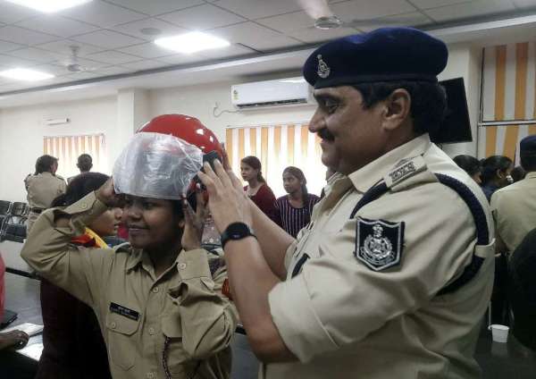 राखी मे हैलमेट का उपहार रक्षा बॅधन पर्व