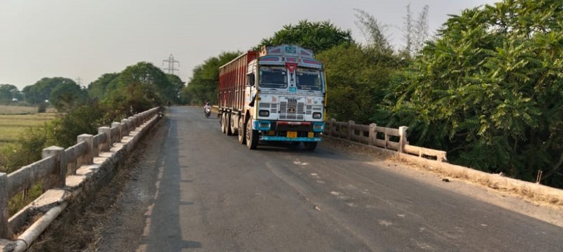 शिकायत के बाद भी पुल की छतिग्रस्त रेलिंग को नहीं किया दुरुस्त