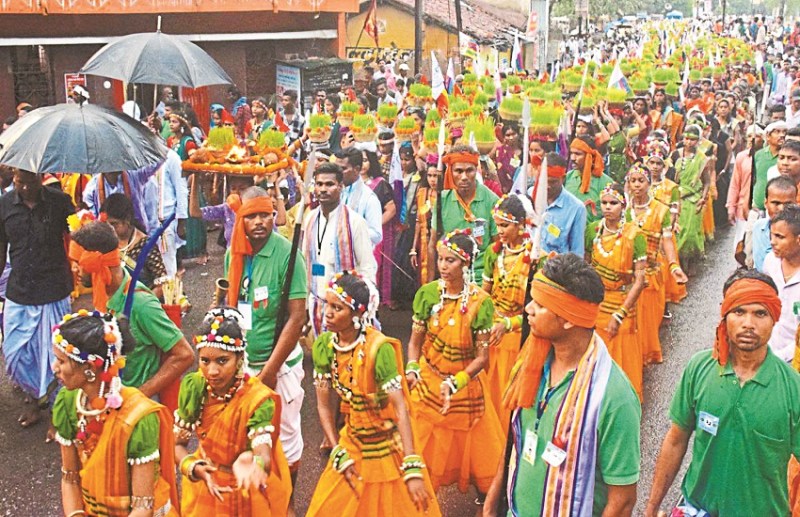 भोजली महोत्सव: धनुष-तीर लेकर जय बूढ़ादेव के जयकारे के साथ निकाली शोभायात्रा