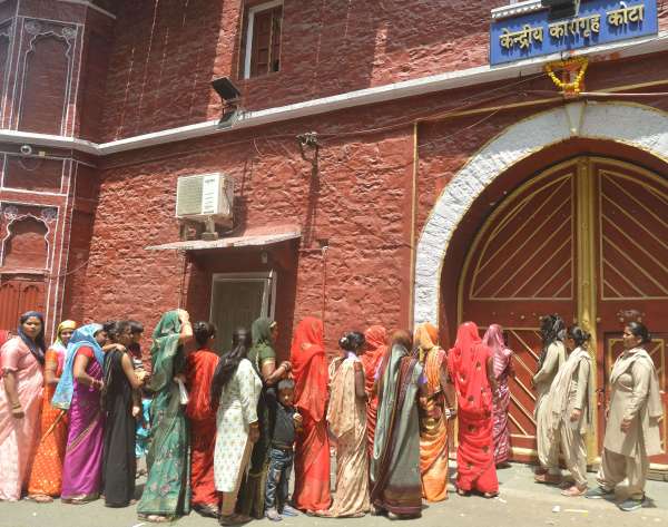 जेल में बांधी राखी