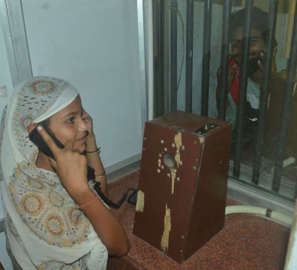 जेल में बांधी राखी