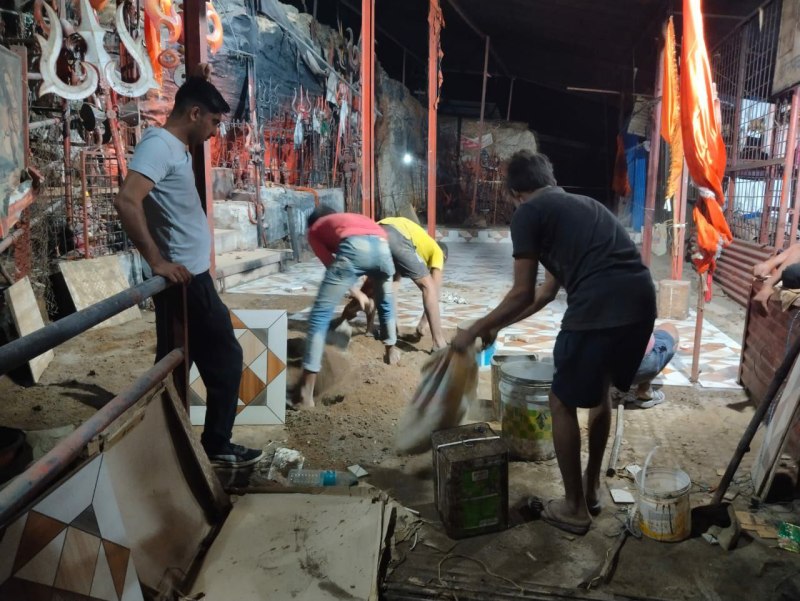 पचमढ़ी की प्रसिद्ध नागमंदिर गुफा में फर्श पर लग रहा कोटा, 14 किमी जंगली रास्ते से पहुंचा रहे मटेरियल