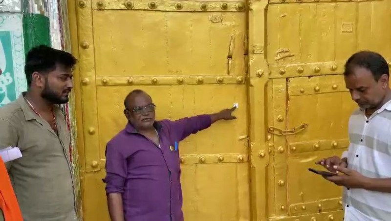 गोविंद मंदिर पर किया फायर