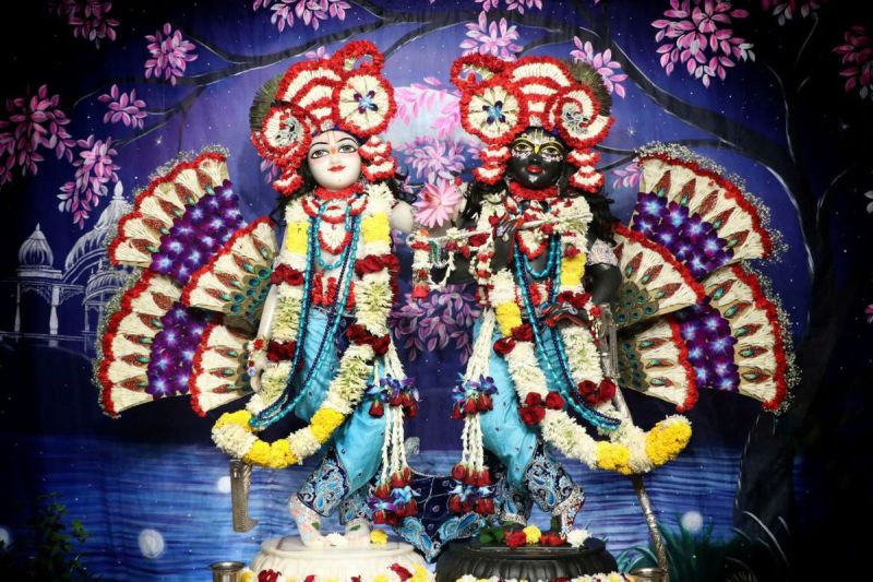 Balaram Jayanti 2023: श्रीकृष्ण के कंधे पर हाथ रखे हुए दर्शन दे रहे बलरामजी, 7 बार आरती और 8 बार लगता भोग