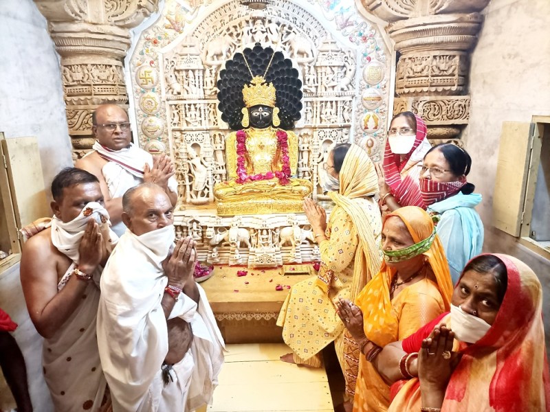 लौद्रवा तीर्थ में चिंतामणी पाश्र्वनाथ भगवान को अर्पण की स्वर्णिम आंगी