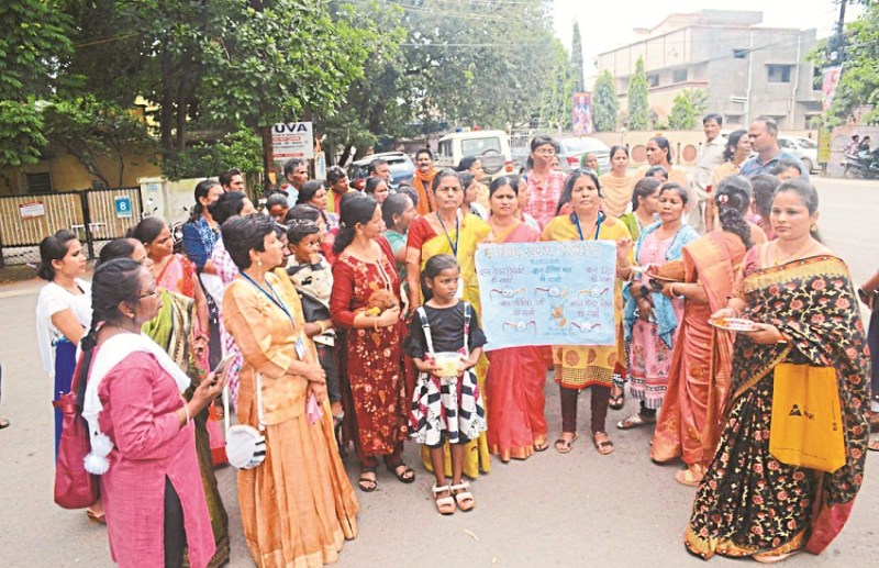 रक्षा बंधन 2023 : मुख्यमंत्री बघेल को राखी बांधने जा रहीं कर्मचारियों को पुलिस ने रोका