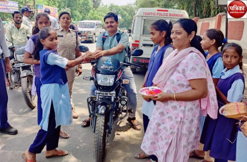 Efforts of Badwani traffic police and NCC cadets