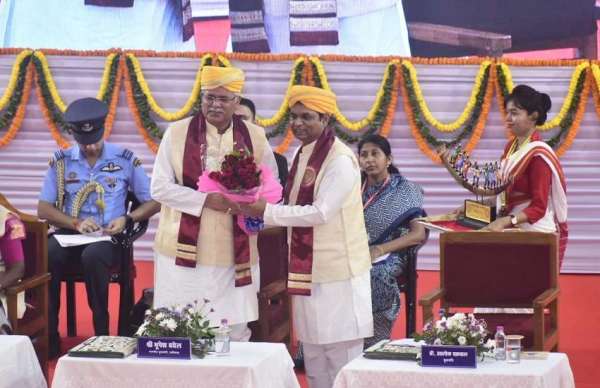 राज्यपाल विश्वभूषण हरिचंदन और मुख्यमंत्री भूपेश बघेल भी कार्यक्रम में शामिल हुए