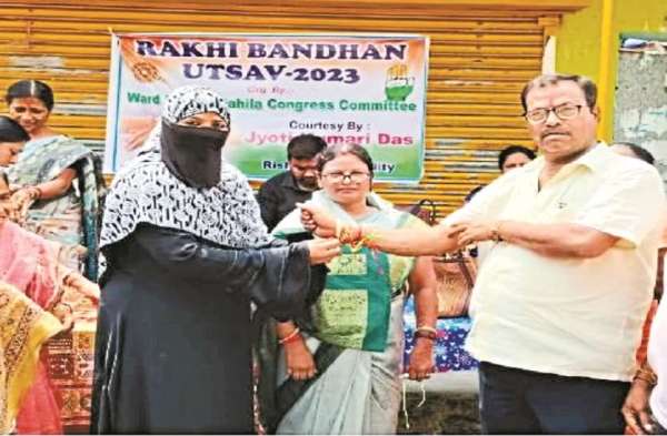 रिसड़ा नगर पालिका के वार्ड नंबर 2 के ग्वाल पाड़ा इलाके में महिला कांग्रेस कमेटी की तरफ से रक्षा बंधन उत्सव पर्व का पालन किया गया। मुस्लिम बहन से रक्षा सूत्र बंधवाकर धर्म निरपेक्षता का सन्देश देते कांग्रेसी नेता सुरेश तिवारी।