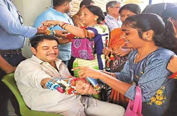 चांपदानी नगरपालिका के चेयरमैन सुरेश मिश्रा ने बहनों से अपनी कलाई पर रक्षा सूत्र बंधवाकर भाईचारे का सन्देश दिया। चांपदानी विधानसभा के विधायक अरिंदम गुइन ने भी रक्षा सूत्र बंधवाकर धर्मनिरपेक्षता का सन्देश दिया।