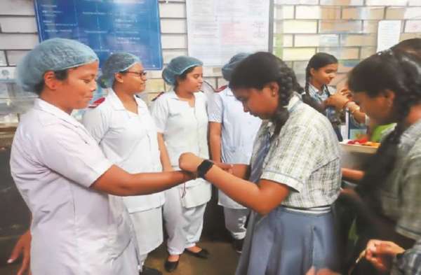 उत्तर 24 परगना जिले के बैरकपुर सैक्रेड हार्ट डे स्कूल की प्रधानाध्यापिका कैमिला जॉनसन के नेतृत्व में स्कूली छात्राओं ने गुरुवार सुबह डॉ बी.एन. बोस अस्पताल में रक्षाबंधन का त्योहार बहुत उत्साह से मनाया। इस दिन स्कूली छात्राओं ने अस्पताल के मरीजों और कर्मचारियों को राखी बांधकर रक्षाबंधन मनाया