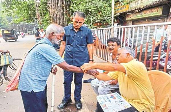 खड़गपुर शहर के बोगदा इलाके में सांसद दिलीप घोष ने भाजपा समर्थकों के साथ मिलकर रक्षाबंधन पर्व मनाया। इस दौरान सांसद दिलीप घोष ने इएफआर के जवानों और खड़गपुर शहर के बोगदा इलाके में दुर्गा राव नामक एक मूकबधिर वृद्ध पादुकाकार को राखी बांधी।