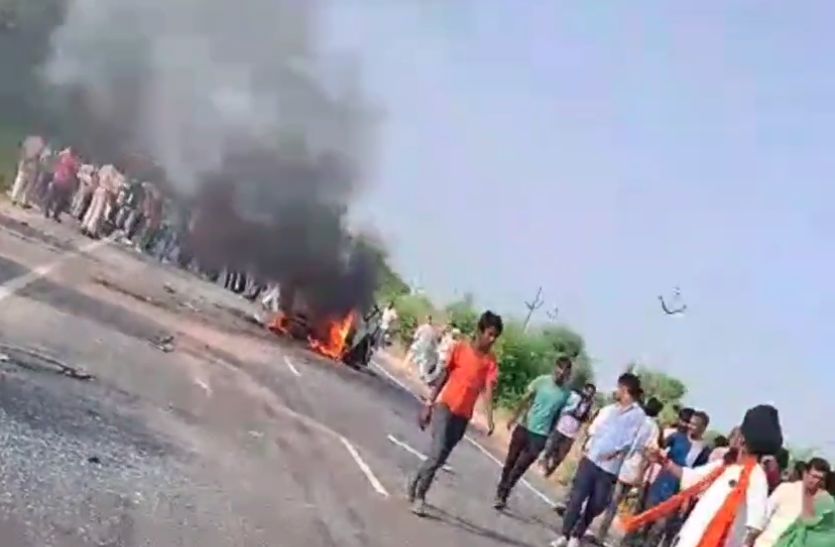 Road Accident: ट्रेलर की टक्कर से आगे चल रही बस में जा घुसी कार, आग लगने से जिंदा जला युवक