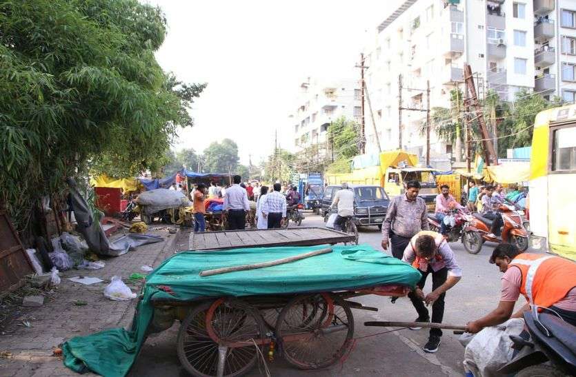 Indore News : नगर निगम ने फूटी कोठी के पास से हटाई 250 दुकानें