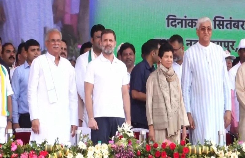 राजीव युवा मितान सम्मेलन में राहुल गांधी ने दिया नियुक्ति पत्र