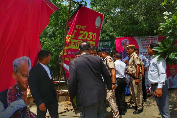 जिला न्यायालय के बाहर सीएम के पोस्टर फाडे, ज्ञापन सौंपा