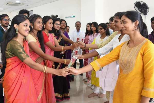 सीनियर विद्यार्थियों ने फूल देकर किया फ्रेशर्स का स्वागत